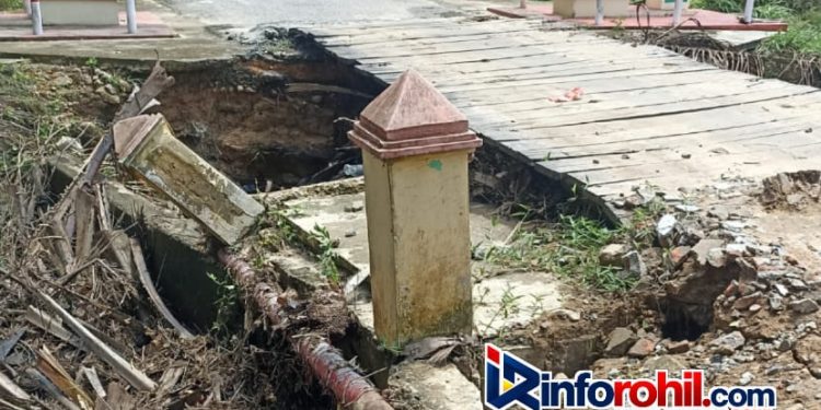 Jembatan Paket A Nyaris Putus Dihantam Hujan, Warga Suka Maju Khawatir Akses Terputus