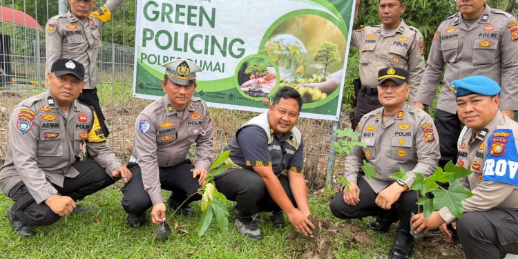 Dukung Green Policing, Polsek Bukit Kapur Tanam Bibit Pohon di Puskesmas dan Kantor Tol Dumai