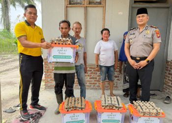 Jumat Berkah, Kapolsek Bukit Kapur Salurkan Sembako kepada Warga Kurang Mampu dan Lansia
