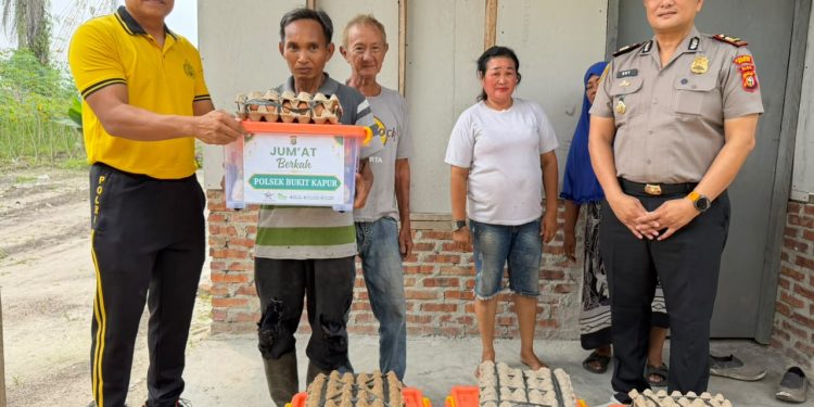 Jumat Berkah, Kapolsek Bukit Kapur Salurkan Sembako kepada Warga Kurang Mampu dan Lansia
