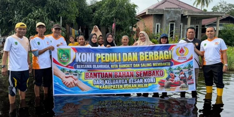 KONI Rohil Salurkan Bantuan untuk Korban Banjir Bagansiapiapi